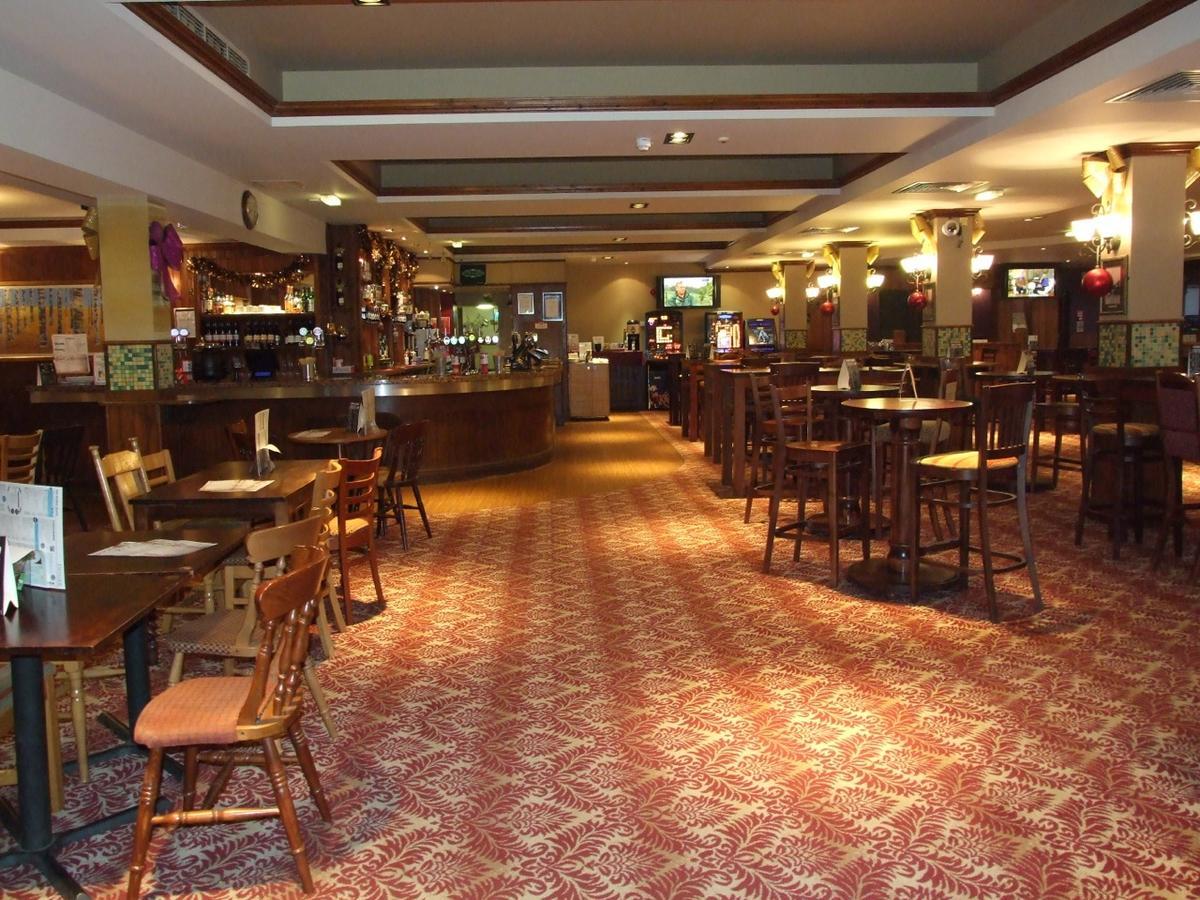 The Golden Acorn Wetherspoon Hotel Glenrothes Bagian luar foto
